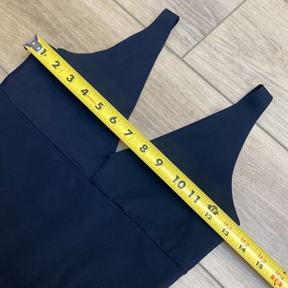 Leonisa | Undetectable Mid Thigh Body Shaper‎ | Firm Compression Shapewear - Picture 12 of 13